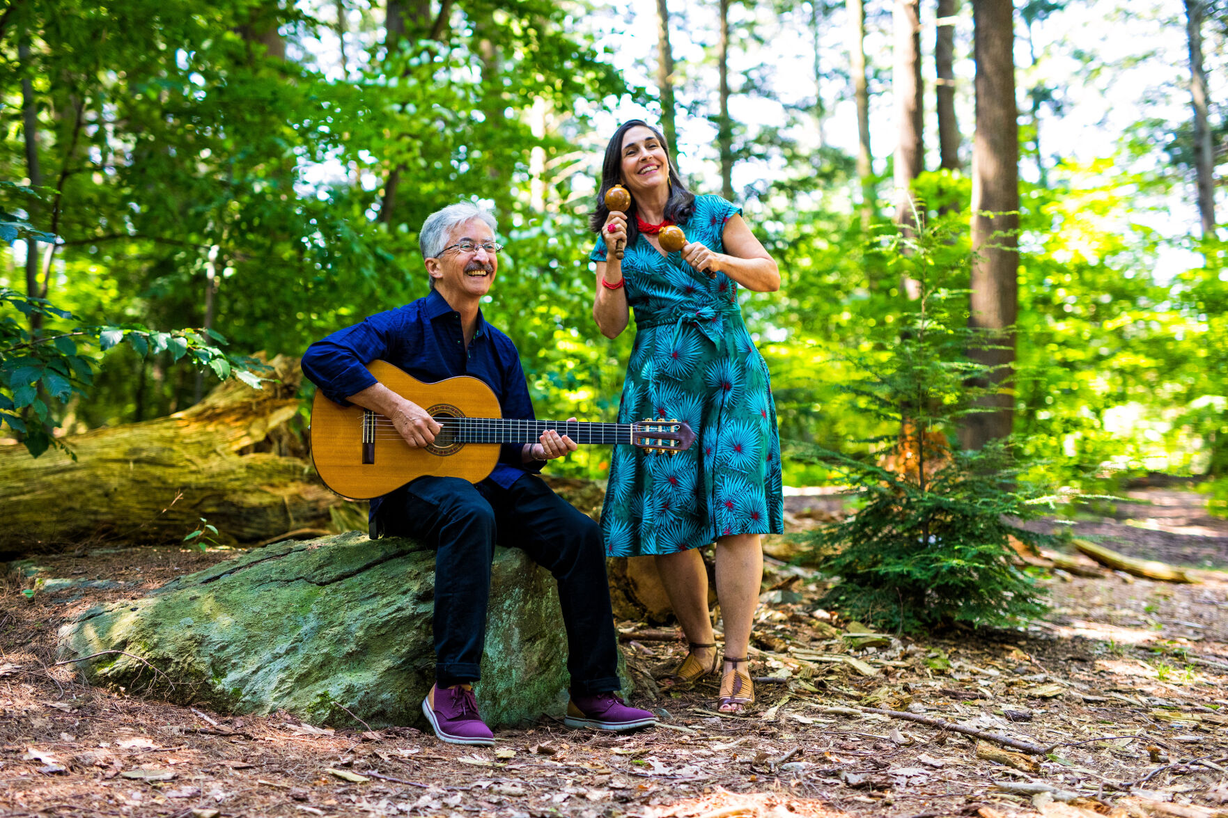 Man with guitar, woman with maracas